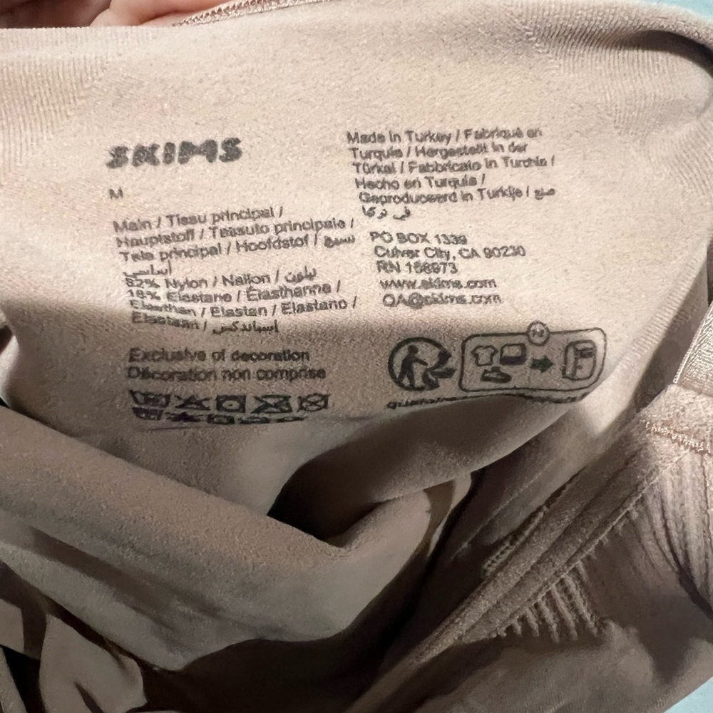 SKIMS Seamless Sculpting Bodysuit Mid Thigh Shapewear Nude Color Size M EUC - Picture 4 of 4